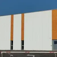 Parte dell'edificio rivestito con pannelli in rete verniciata