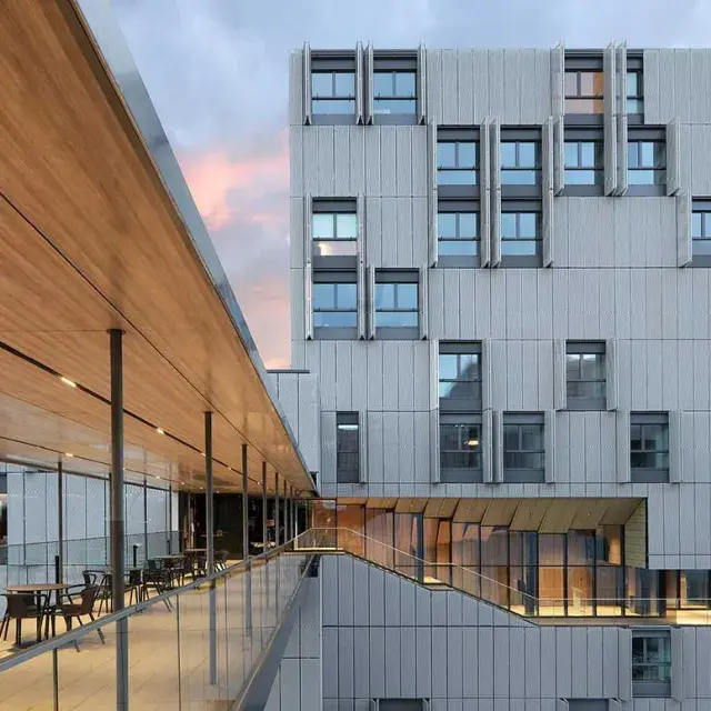 Copertura edificio con pannelli frangisole verniciati bianco